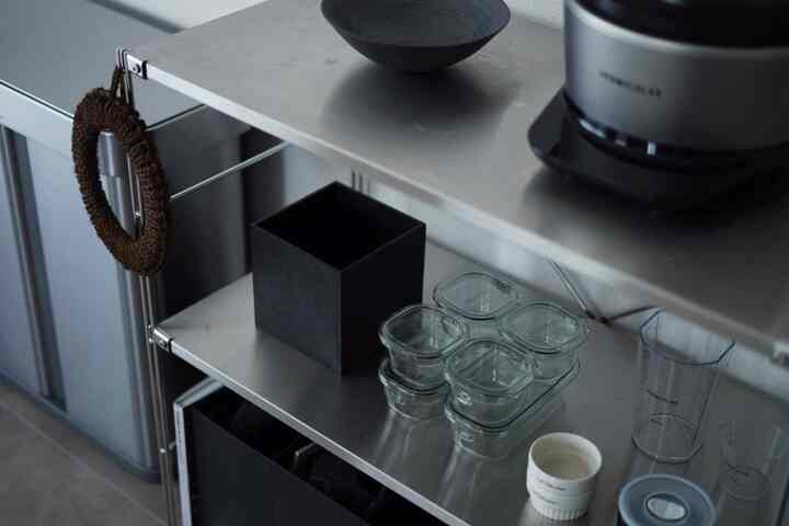 無印ラックの上は黒ベースに
少しベージュや濃いブラウンを足しています。

#無機質インテリア
#無機質
#無印良品