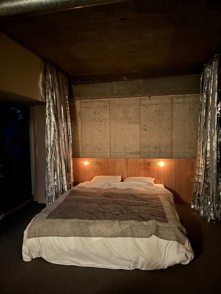 suasana malam
Menambahkan satu braket dan saklar peredup ke setiap sisi tempat tidur membuatnya tampak seperti hotel.
Pasang stopkontak di bagian atas headboard agar tidak bersuara
Saya membuat zonasi dengan mengelilingi tempat tidur dengan tirai.

#Renovasi apartemen
#Seperti hotel
#Tempat tidur
