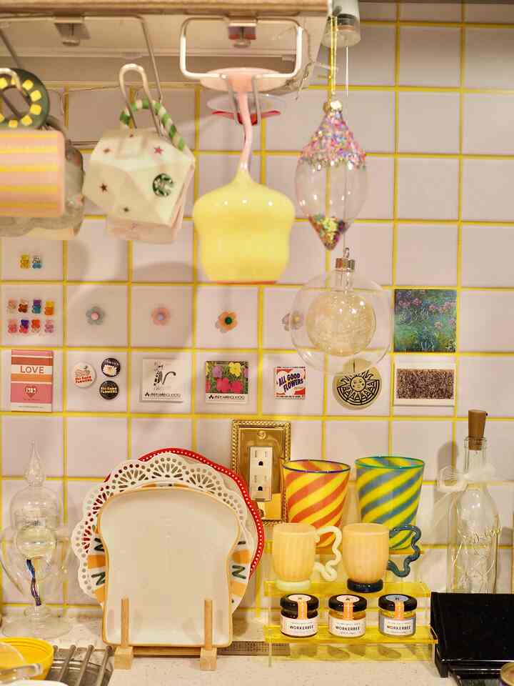 Dapur kami 🌼
Kami menempelkan lembaran remake seperti ubin di dinding agar terlihat lucu! Warna sambungan dan ubinnya beragam, jadi Anda bisa memadukannya dengan suasana berbagai ruangan 💛

#Interior penuh warna #キッチン #キッチン用品 #イエローインテリア #キッチンツアー #タイル
