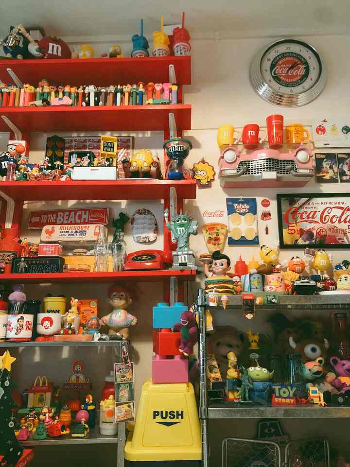 2024/01/13

私のアメリカ雑貨コレクションの棚です🇺🇸

流石にこんなふうに集める人は多くないですが、インテリアのアクセントにアメリカ雑貨を用いると一気に海外感が出ます☺️♡

#アメリカ雑貨 #アメトイ #海外