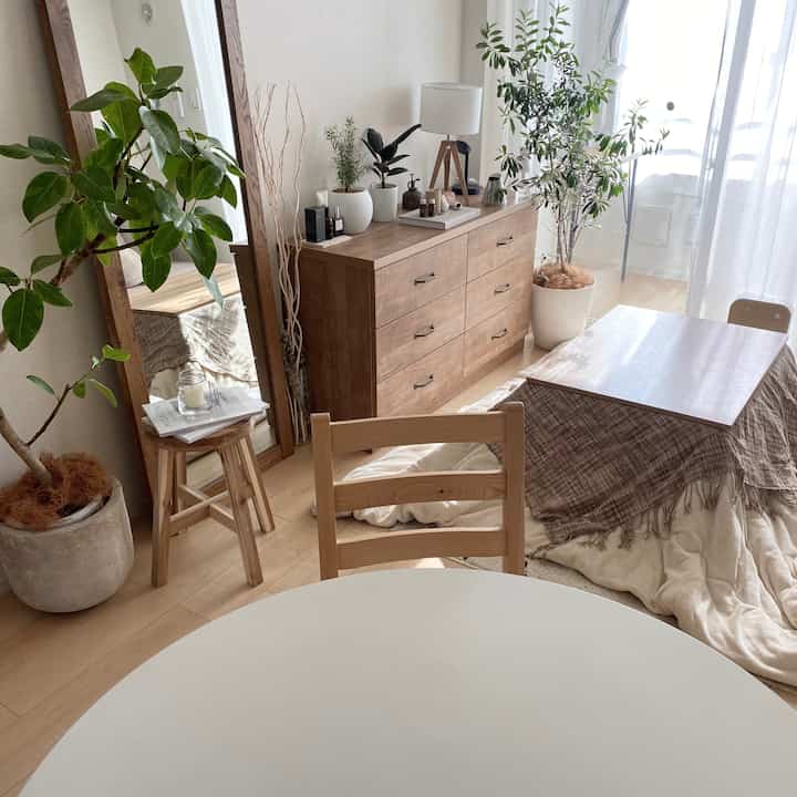 Liburan santai di kotatsu.
Senang rasanya melihat sinar matahari musim dingin yang lembut datang!
#Interior Alami #北欧インテリア #リビングインテリア #こたつ #観葉植物のある暮らし