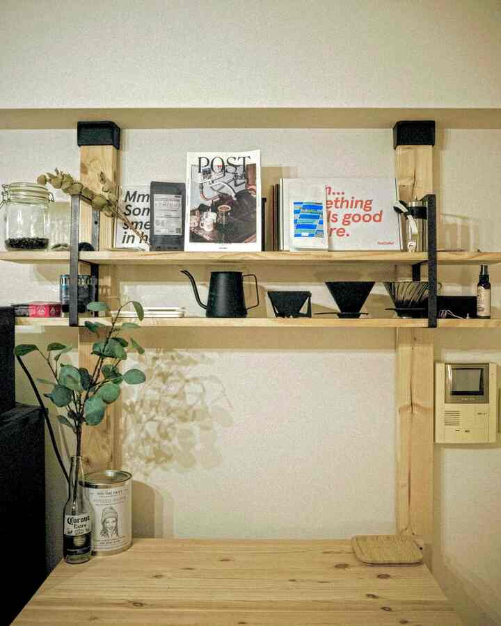 コーヒーを淹れるためのコーヒースタンド
2×4材を突っ張って簡単に作ったもの！
ちょうどいい高さで使いやすい！

#賃貸インテリア #インテリア #1r #1r賃貸
#ワンルームインテリア
#ワンルーム一人暮らし #オシャレ部屋 
#一人暮らし #1人暮らし #1人暮らし男子
#一人暮らし部屋