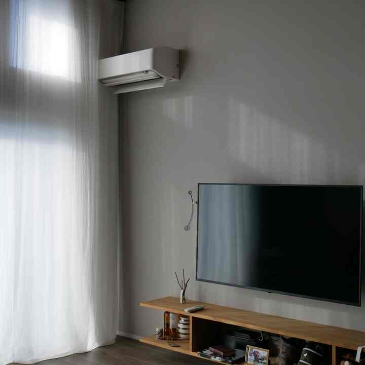 冬は午前中の柔らかい光が入るこの眺めが好きです
　
#リビング
#リビングインテリア
#壁掛けテレビ
#造作テレビボード
グレークロス