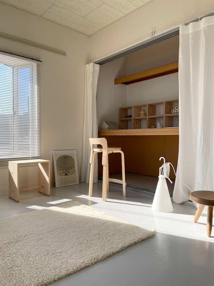 明るいホワイトと木目調が調和したコンパクトなホームオフィス、シンプルなデスクと椅子が配置された落ち着いた雰囲気のインテリア