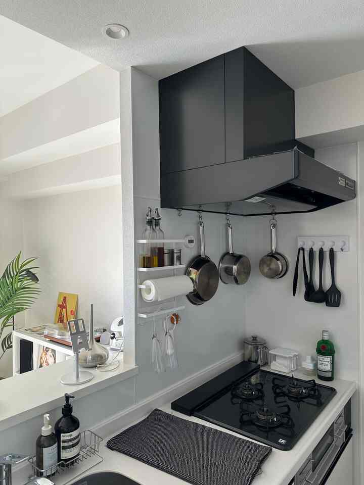 白と黒のトーンのキッチン、整頓された収納アイデアとモダンなデザインが印象的な空間