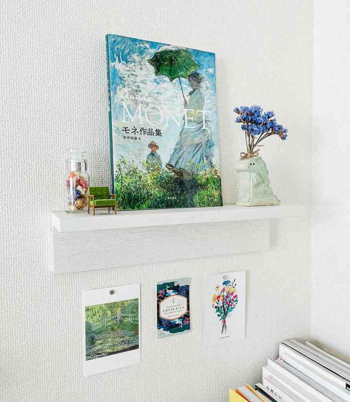 気分にあわせてお気に入りの本や小物を飾っています💐最近はモネの作品集を主役に、ポストカードなども使ってスタイリングしてます🍃

#無印良品 #シンプルインテリア #北欧インテリア #壁 #ディスプレイコーナー #アート #インテリア雑貨