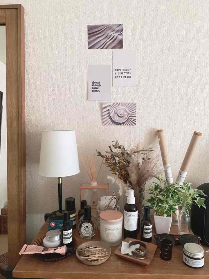 シェルフ上のディスプレイ。
一つ一つのアイテムをあえていろいろ雑多に置いて、楽しめるスペースになるようにしています💡 
・
#1kインテリア #ナチュラルインテリア #賃貸インテリア #ひとり暮らし  #インテリア実例 #間接照明 #間接照明のある暮らし #灯りのある暮らし #キャンドルのある暮らし #お香のある暮らし #cozyroom #myroom #goodroom取材 #好きなものに囲まれた暮らし #インテリア雑貨 #roomtour #ルームツアー #シェルフ #棚 #壁面インテリア #ソファー #aesop #香水 #ルームフレグランス #フレグランス #テーブルライト #木製家具 #グリーンのある暮らし #ドライフラワーのある暮らし
