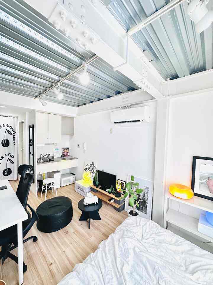 白と黒を基調とした6畳のワンルーム、シンプルな家具とビビッドな小物が印象的な居心地の良い空間