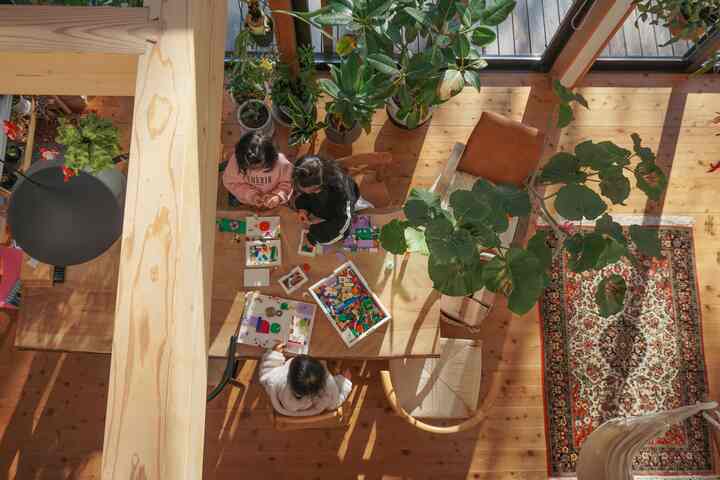 吹き抜けの廊下から
俯瞰で眺める家族が好きです🥰

#リビングダイニング #ダイニングテーブル #梁 #木の家