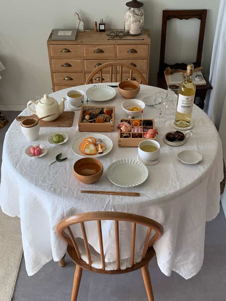 It's too late now, but it's the table coordination for New Year's.
It was delicious.

#Dining table #丸テーブル #アンティークインテリア #お正月 #元旦 #テーブルコーデ