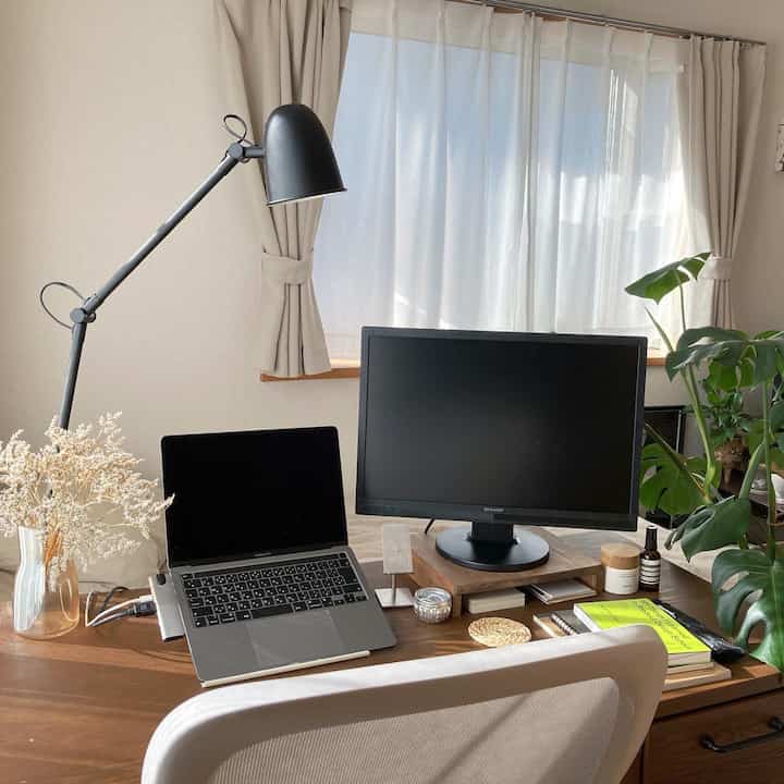 ひとり暮らしの時のお部屋🏠④
#ワークデスク #ブラウンインテリア #ウォールナットインテリア