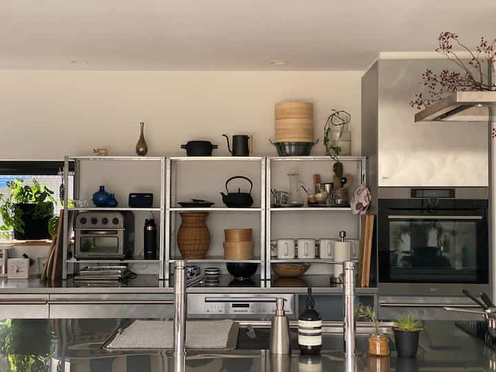 #キッチン
#ペニンシュラキッチン
#キッチン背面

クイジナートのノンフライヤーは食パンも4枚一気に焼けてトースターとしても優秀。
フライドポテトなども気軽にノンフライヤーでヘルシーに作れるので買ってよかったです。

ここは色々置いてますが色のトーンを統一していることと適度に余白もとっているので、わりとスッキリ見えます。
使い勝手も抜群。

