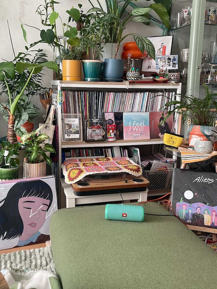 オットマンの脚外してローにしてみました。

#暮らしを楽しむ
#観葉植物のある暮らし
#グリーンのある暮らし
#レコードのある暮らし
#カラフルインテリア
#interior
#賃貸暮らし

#一人暮らし
#築古賃貸