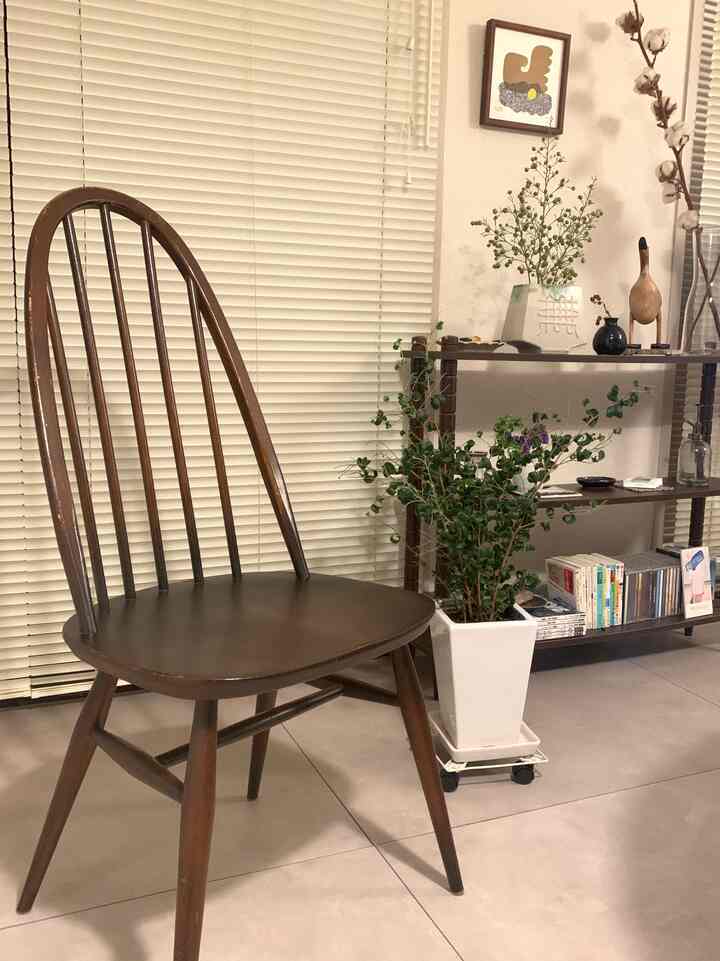 京都の古道具屋さん70bで購入した
アーコールチェア。
ヴィンテージのラックと同じ深いブラウンで
空間に重厚感が出ました🪶

#古道具 #ヴィンテージ #vintage #IKEA #シンプルモダン #2人暮らし