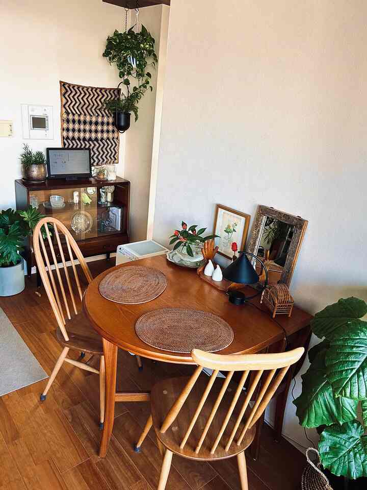 木目調のナチュラルでヴィンテージなダイニング、テーブルと椅子が配置された雰囲気のある空間