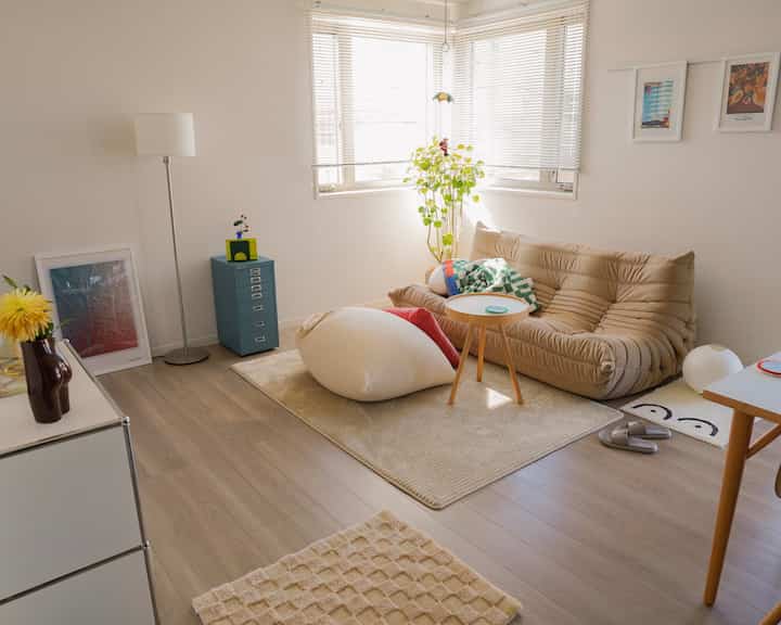 完成した自作のラグがちゃんとお部屋にマッチして嬉しかった時🥰

#myroom #livingroom #リーンロゼ #ロゼトーゴ #カラフルインテリア #タフティング #タフティングラグ