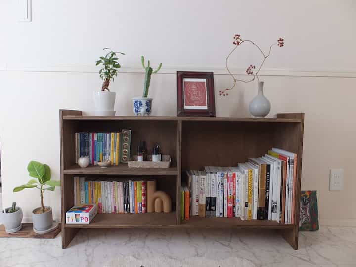 こちらの本棚はDIYしました📚
材料費は6,000円くらいでした。ホームセンターでカットしてもらい、組み立てるだけの状態にするのがおすすめです🛠️
#本棚 #DIY #ディスプレイ #ウォールナットインテリア