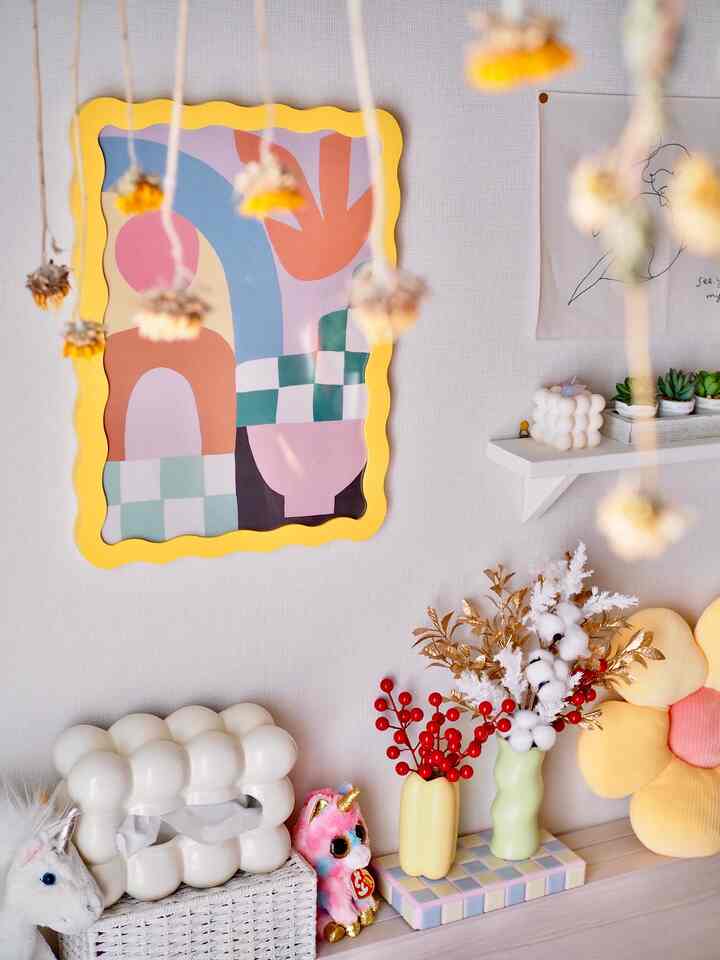 Posteryで見つけたWavy Frameに一目惚れしてしまいました🥺💛 

海外発送＋関税ありで、かなり割高になってしまったのですが、他には無いデザインなので大満足です☺️

ベッドルームの雰囲気ともマッチしてて最高！

#カラフルインテリア #ポスター #ポスターフレーム #韓国インテリア #北欧インテリア #ベッドルーム #ウォールデコ