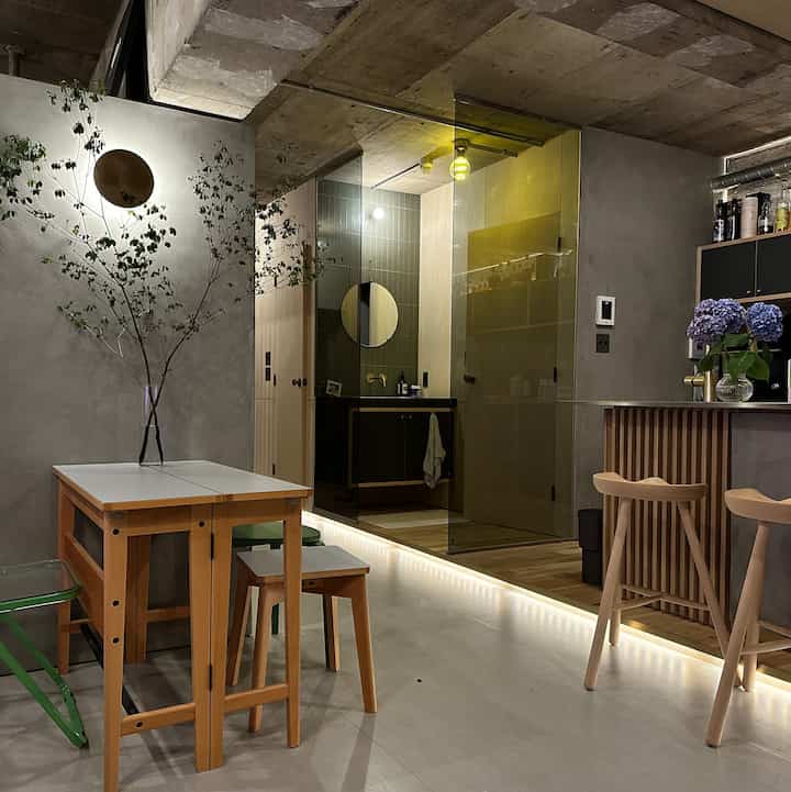 紫陽花の季節は祖父宅の紫陽花を貰って生けています🐌🌷
ドライも好きだけど生花にしかない水々しい美しさがやっぱり好き。空間も華やぎます。


#インテリア
#紫陽花
#ホテルライク
#インダストリアル
#interior
#flower
#hotellike
#industrial