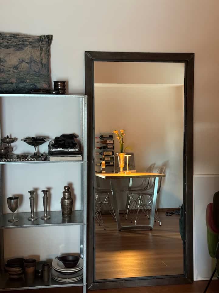 太陽の光が入るのは午前中だけで、決して陽当たりが良い部屋ではないのですが、、
テーブルランプでじんわり明るくする雰囲気も嫌いじゃないです。

#インテリア
#ルームツアー
#1LDK
#一人暮らし
#俺の部屋