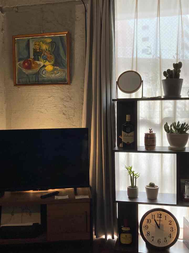 [92% of people don't know how to make TV look good]
it is,
Just place indirect lighting behind the TV! that's all! easy!

The open shelf looks nice too🌵
#Indirect proof
#clock
#wall clock
#🌵
#Painting