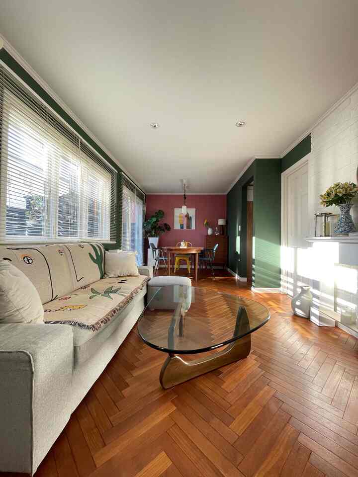 新しいブランケットは色違いで2枚購入しました。
シンプソンズがチラッと描いてあるのがかわいくて気に入ってます。
今年は思いっきりカラフルを楽しむぞ！
#interior #living #livingroom #color #coloful
#colorfulinterior #farrowandball #painting #wallpaint #bfgf #ikea #イサム・ノグチ
#インテリア #リビング #カラフル #カラフルインテリア #塗り壁 #ペイント 
