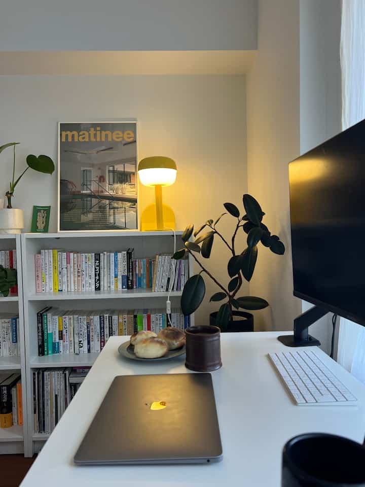 This morning's workspace👩‍💻🟡⚪️ (I like bread in the morning)
#ikea #workspace #yellowinterior