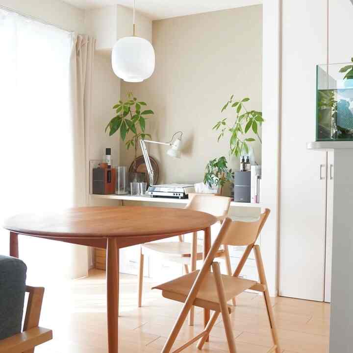 A room facing south.
It's warm during the day even in the middle of winter ☀

#Records #レコードのある暮らし #観葉植物 #アングルポイズ #ダイニングテーブル #ルイスポールセン #VL45 #louispoulsen