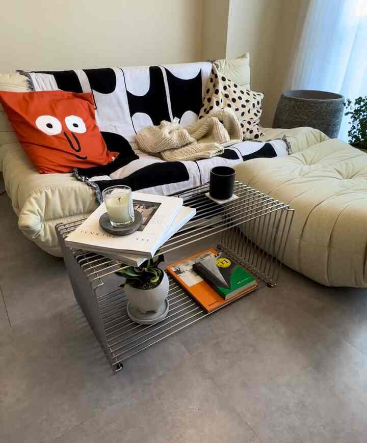 MONTANAのワイヤーシェルフやっと届いて嬉しい！
しばらくはコーヒーテーブルに☺️

#MONTANA #サイドテーブル #コーヒーテーブル #interior #homedecor #賃貸マンション #マンションインテリア