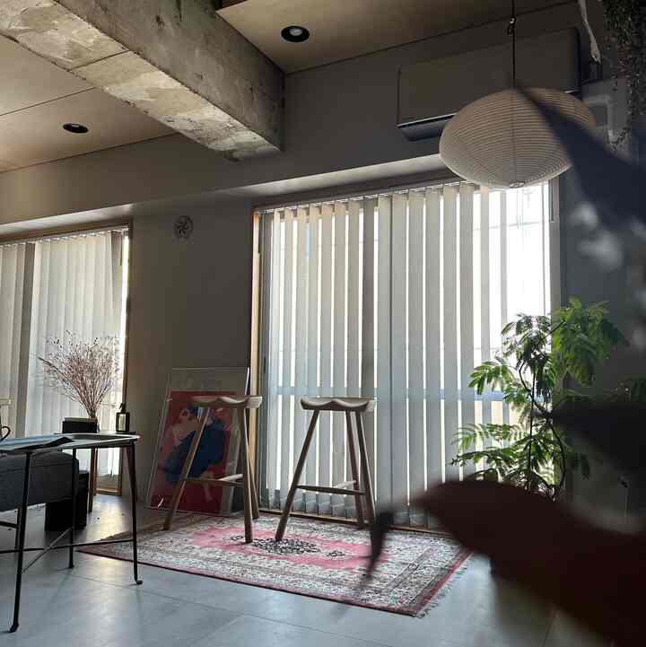 A little makeover.
The atmosphere changes a lot depending on the position of the sofa 🛋️
The morning light is soft through vertical blinds.


#interior
#blind
#living
#stool
#renovation