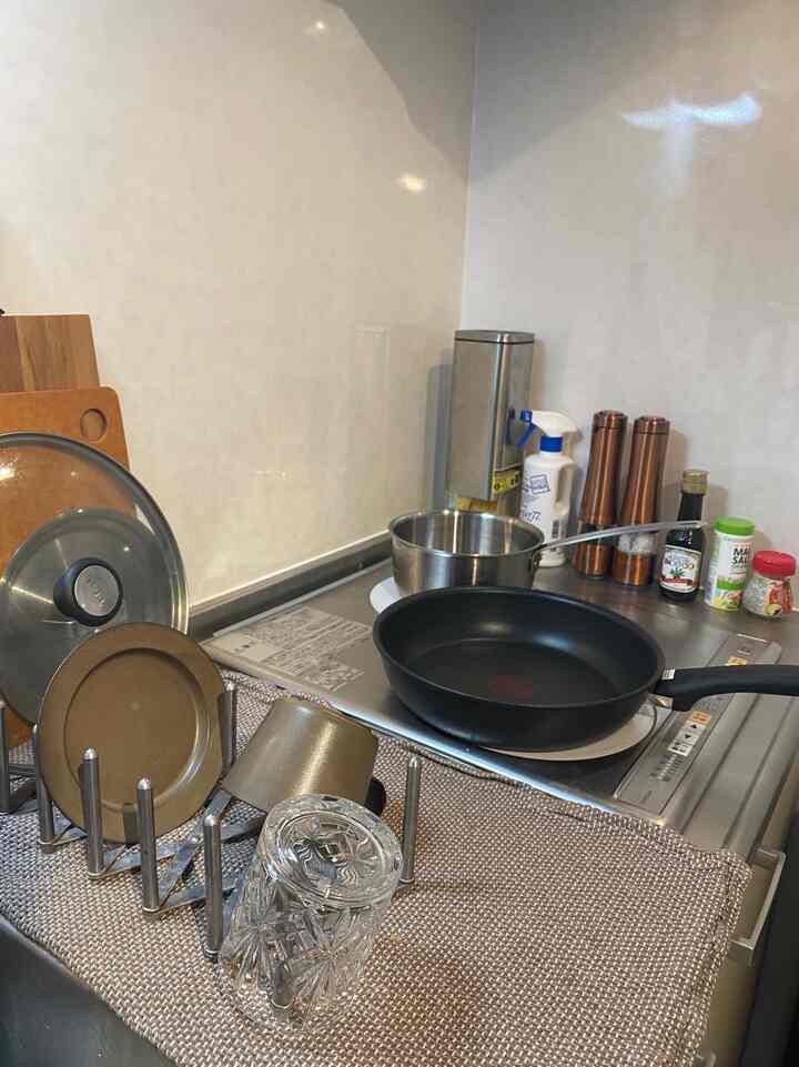 キッチンには洗い物カゴを置かずにIKEAのヴァリエラという商品使ってます。
使わない時は縮めて邪魔にならないところに置いて置けるのでとても便利です。
#キッチンインテリア #ikea #ヴァリエラ