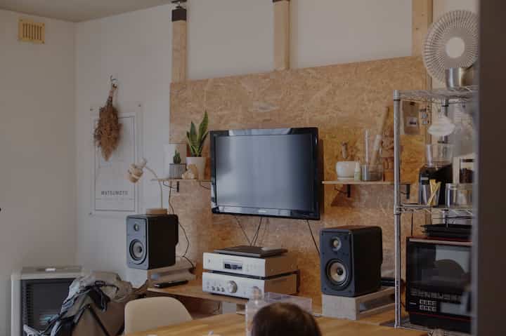 Tanaman 100 yen tumbuh dengan cepat🌿
#Living #リビングインテリア #賃貸リビング #リビングdiy #ラブリコ #ラブリコdiy #植物のある暮らし #卓上植物 #OSB #OSB合板