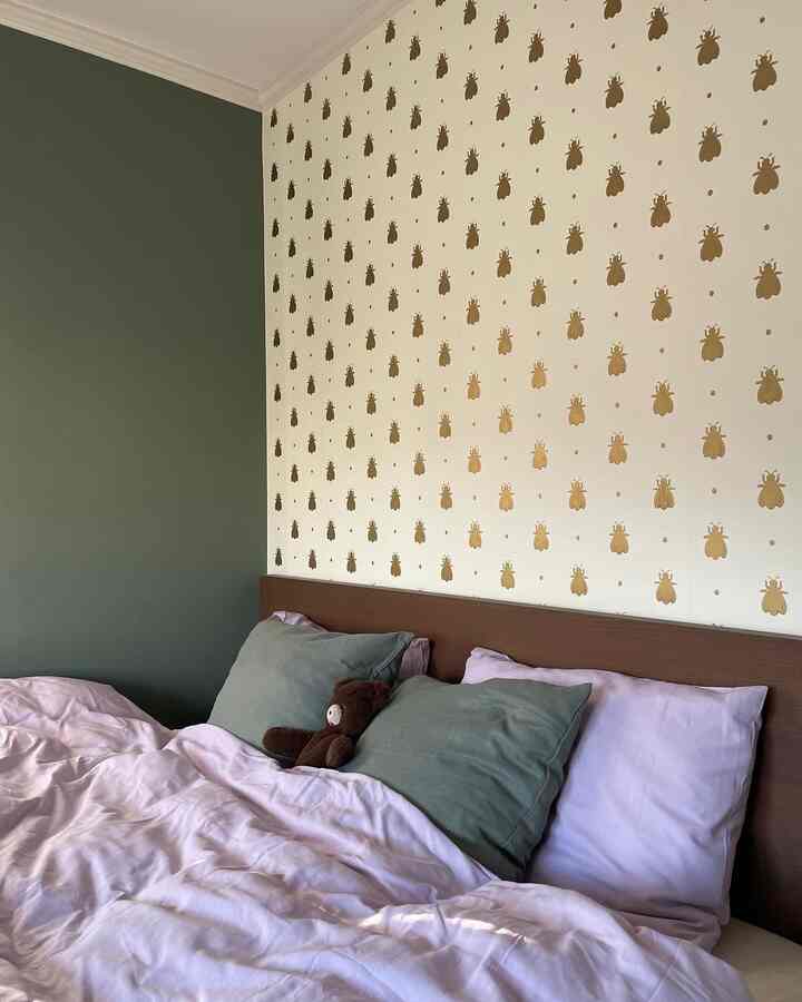 新しくベッドカバーを買いました！
春らしくパープルにしてみました。
パープルとカーキの組み合わせがお気に入りです
#IKEA #寝室 #ベッドルーム #カラーコーディネート #パープル #カラフルインテリア
