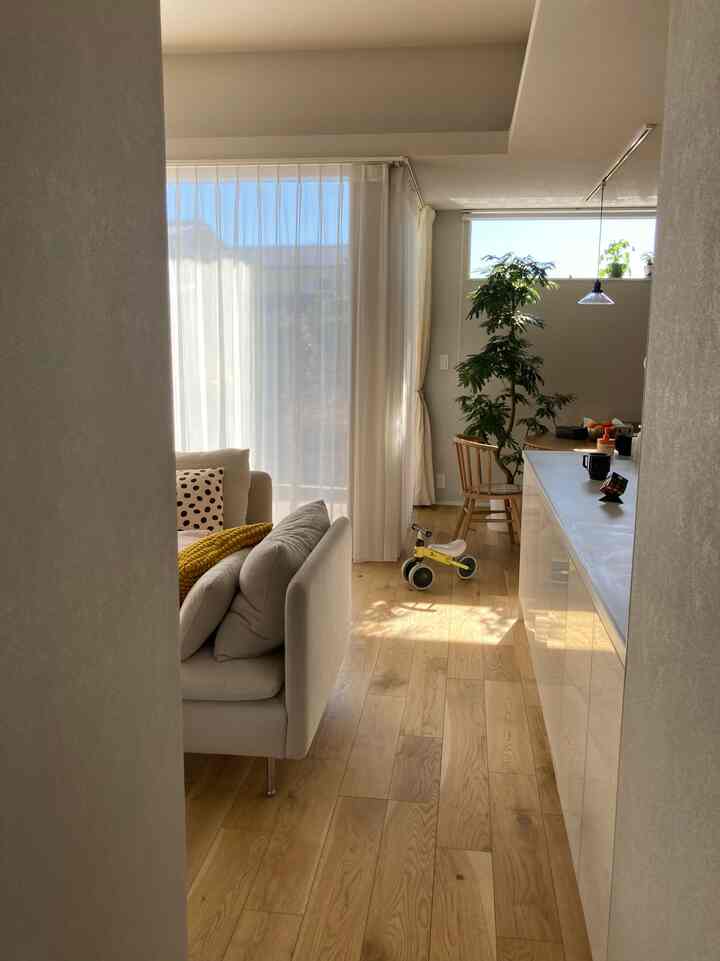 リビング入り口🚪

我が家は玄関からちょっと廊下を通って
リビングへ〜

リビング入り口の景色に

大きいグリーンが見えるのが
癒しで好きです😊🌿


#リビング #リビング入り口 #キッチン #タカラスタンダード #オフェリア #ホワイトキッチン #ソファ #ソーデルハムン #1人掛けソファ #IKEA #イケア #ダイニング #円テーブル #ダイニングチェア #アデペシュ #観葉植物 #エバーフレッシュ