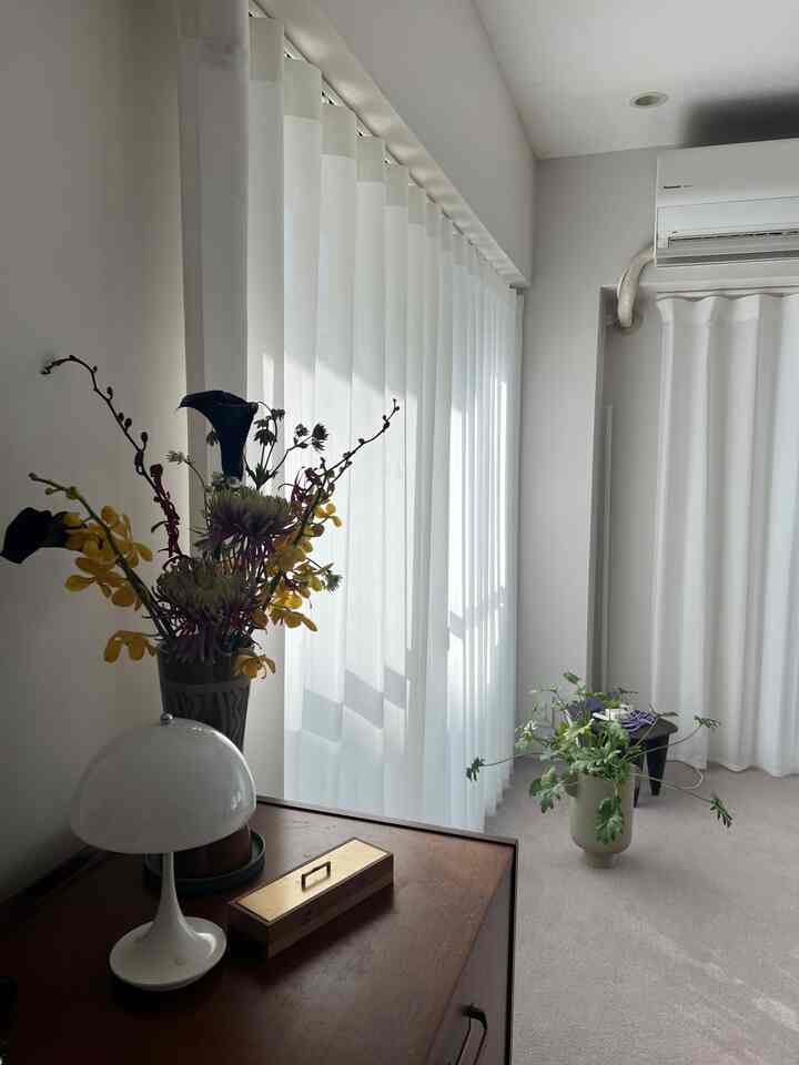 Tirai yang memungkinkan masuknya jumlah cahaya yang tepat.
Itu favoritku.

Kami hanya memiliki satu tirai tipis di rumah kami.
Jendelanya memiliki selempang ganda.

#gorden #ruang tamu