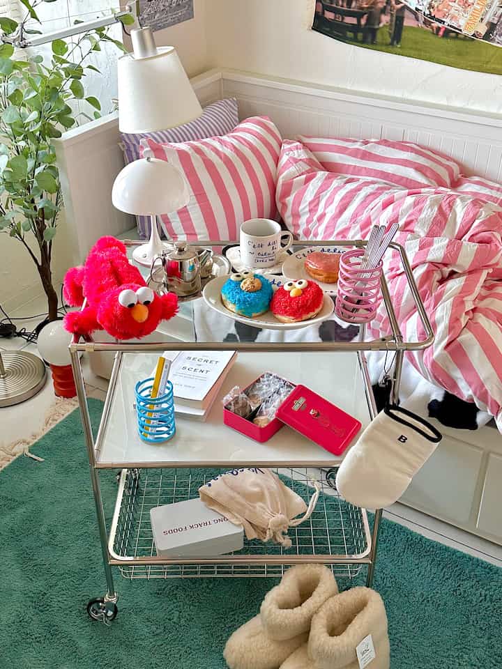 ❝ PASAR JALAN Wijen ❞
Dengan donat yang saya beli di 🍩home cafe☕️
Lucu sekali sampai saya sembuh🫶🏻


#bedroomdesign #cozybedroom #おうちcafe #おうちカフェ #韓国通販 #韓国ブランド #テーブルウェア #お気に入りに囲まれた暮らし #ベッドルーム #ベッドルームインテリア #寝室インテリア #홈카페 #홈카페인테리어 #침구인테리어 #침실 #침실꾸미기 #홈브런치