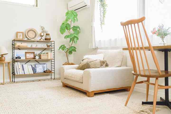 Linen cover sofa🛋️

It seats only one person, but it has a lot of depth.
You can sit in a triangle position with your legs up,
You can even curl up and sleep◎

Your alone time will be fulfilling 🐕

#1 seater sofa