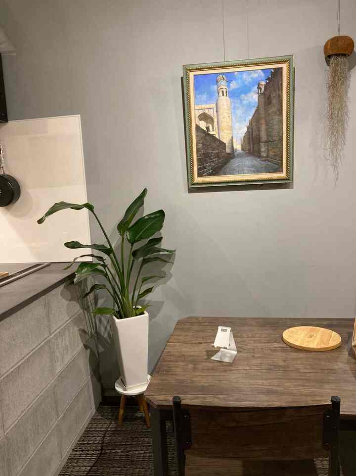 【観葉植物を目立たせたい】
フラワースタンドに観葉植物植物を置くだけで、更に可愛くなります。
小さな観葉植物でも全然イケます🌱

あと、畳マットがめっちゃ良くて、デザインも黒ベースで渋カッコよくて、素材がプラスチック系なので食べ物とか飲みものこぼしても、サッと拭いて掃除完了なのでおすすめ👍
#フラワースタンド
#畳
#畳マット
#観葉植物
#ダイニングテーブル