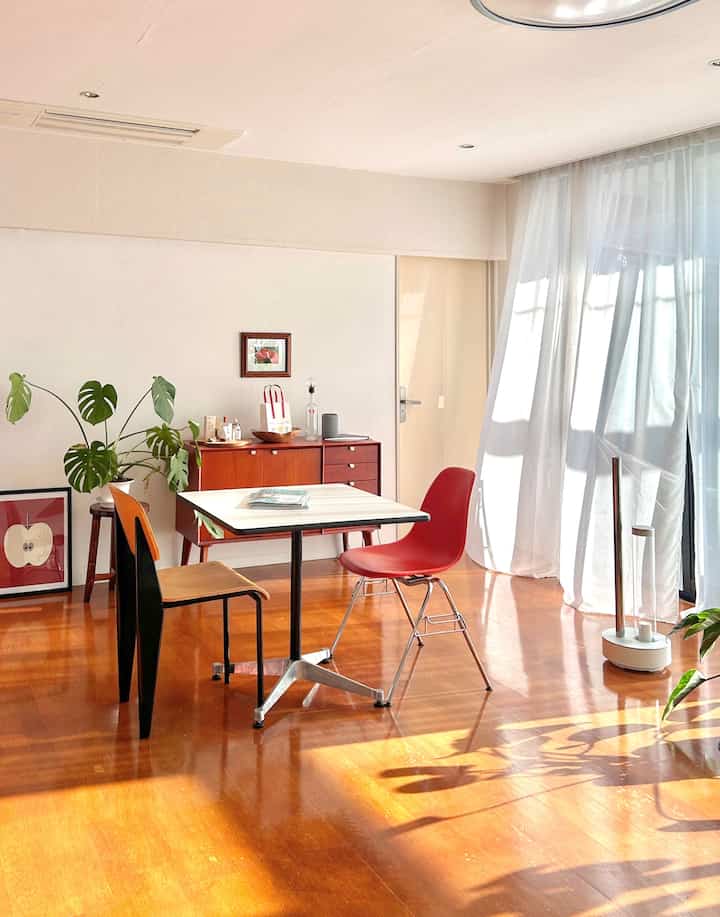 韓国の方のお部屋を見ているとカーテンが天井から下がっているお部屋が多く、凄く素敵！と思い、物件探しの際に少しだけ意識して見ていたけれど日本にはそういう家が全然なかった…🥲
今の家はたまたまカーテンも希望通りで、お気に入りポイントのひとつです🥰

#ハーマンミラー #ダイニング #シェルチェア #スタンダードチェア #椅子
