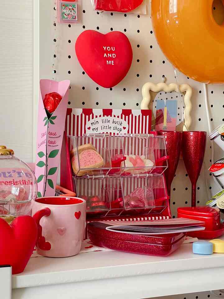 
フライングタイガーのバレンタインアイテムで
ディスプレイコーナーをバレンタイン仕様に 💝


#フライングタイガー  #FlyingTiger #カラフルインテリア #レトロポップインテリア #ミッドセンチュリー #スペースエイジ #バレンタイン 