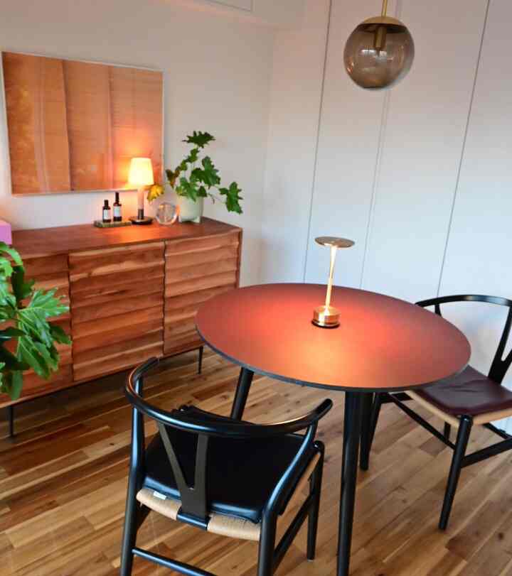 模様替えしてテーブルがキッチンから離れたので、ご飯を運ぶ時少し遠いです。笑
でも個室のおこもり感あってこの配置も好き。

#ダイニングテーブル #円形テーブル #北欧インテリア #ミックスインテリア