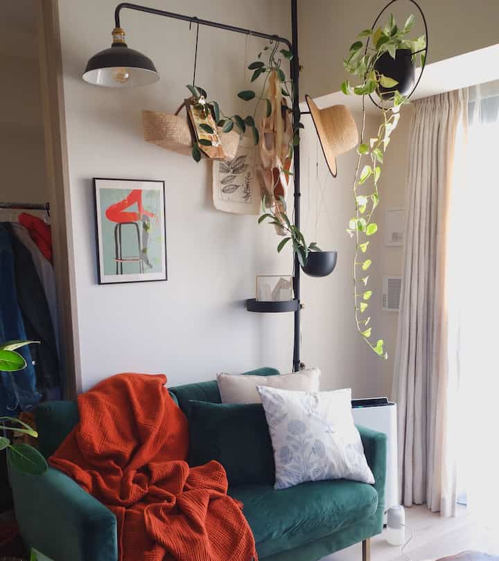 A world of red and green 🌍❤️🪴

#Living room #リビングルーム #ドローアライン #drawaline #グリーンソファ #2人掛けソファ #greensofa #ポスターのある暮らし #ポスター #間接照明 #ハンギンググリーン