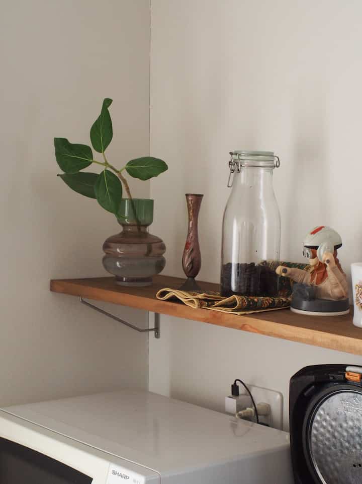 My husband literally built a do-it-yourself shelf in our kitchen space.
The second photo is from when there were no shelves.
I feel like the scenery has improved

I purchased cedar wood from Konan and had it cut to the pre-measured length by Konan's service.
It's surprisingly difficult to cut wood neatly, so I'm really happy to have it cut at a store.

Apply paint from above, let it dry, and place it on the metal fittings attached to the wall to complete it.
・
・
・
・
#Full Renovation #フルリノベーション #古道具のある暮らし #ヴィンテージ家具 #ikea購入品 #ミッドセンチュリー #midcenturyfurniture #midcenturyhome #decohomemade