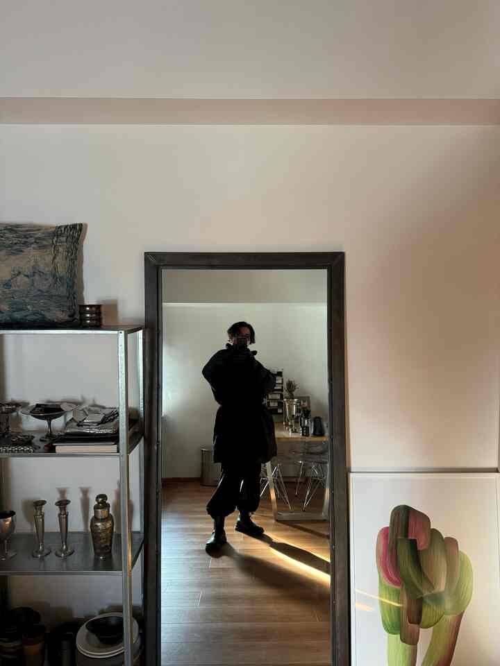 リビングの真ん中に大きなミラーを置いています。
出かける前に全身が確認できるのは助かっています👏

#インテリア
#一人暮らし
#1LDK
#ルームツアー
#俺の部屋