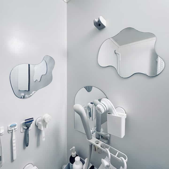 ユニットバス殺風景問題ってみんなも抱えてるよね😔そんなときはさ、鏡でデコっちゃうってのはどう🤔？しかもさ、いろんな形の鏡を散らしちゃうんだよね🫰

ほら、もう華やかだよね🌺

🪞全部SHEIN

マグネットシールで貼っつけてます🧲
カビキラーで鏡面はハゲるみたいで、風呂掃除するときは外して外出した方が良さそう🙆‍♂️

#一人暮らし #一人暮らし部屋 #狭い部屋 #一人暮らし男子 #一人暮らしインテリア #インテリア好き #賃貸diy #賃貸でも諦めない #ワンルーム #ワンルーム一人暮らし #ワンルームインテリア #シンプルインテリア #インマイルーム #マイルーム #1K #1K6畳 #6畳 #無印良品 #ikea #myroom #ユニットバス