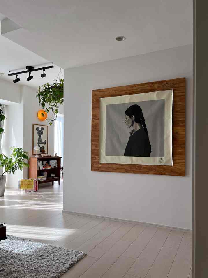 リビングの入り口。
アートが好きなので、その時の気分や季節に合わせてコロコロ変えてます🙌
作家さんの個展に赴いて、少しずつお気に入りのアートを増やしていってます♪

#アートのある暮らし #アート #アートを飾る #絵を飾る #絵のある暮らし #絵画のある暮らし #余白 #余白のある暮らし #インテリア #観葉植物 #観葉植物インテリア #グリーンインテリア #緑のある暮らし #植物のある暮らし #インドアグリーン #ボタニカルライフ #ヴィンテージインテリア #ミックスインテリア #cozy #cozyroom #cozylife #apartmenthome #apartmenthomedecor
