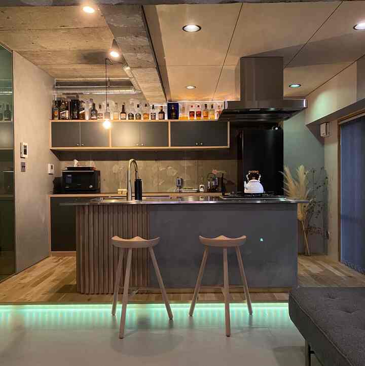 照明計画で雰囲気を作っていくキッチン。
モルタルと木の合わせでジャパンディ要素も入れながら、照明で和すぎないモダンな雰囲気を演出しました。


#キッチン
#ジャパンディ
#ウイスキー
#リノベーション
#kitchen
#Japandy
#whisky
#renovation