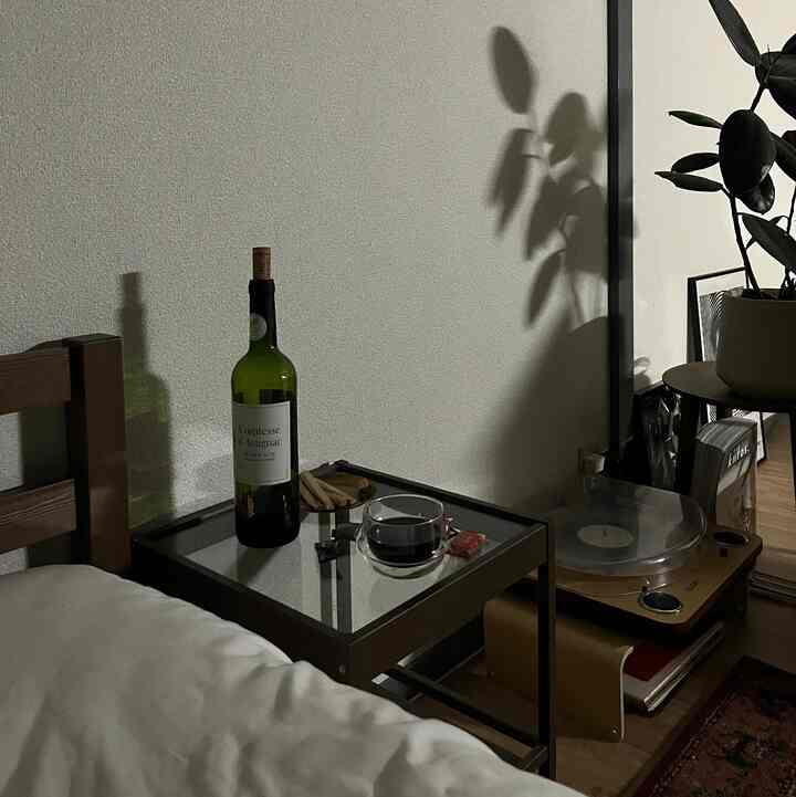 休日の夜🌃🍷🍫
#ベッドルーム #ベッドサイド #サイドテーブル #IKEA #IKEA雑貨 #ワイン #チョコレート #晩酌
