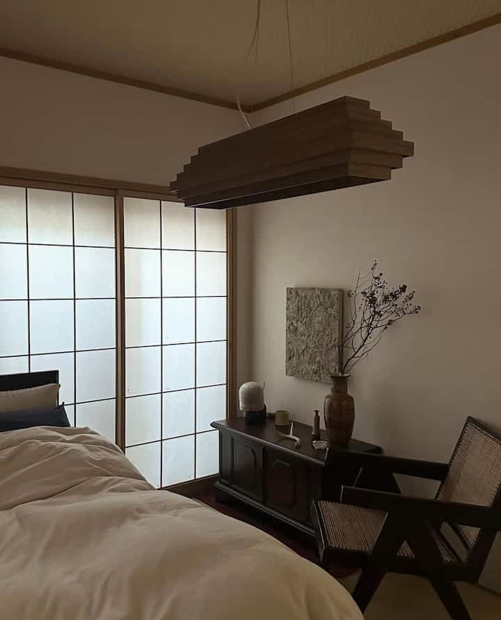 和の魅力を生かしたベッドルーム
畳の部屋でも素敵な作品が集まれば洋も和も関係ないなと思いました！

#bedroom #PierreJeanneret 