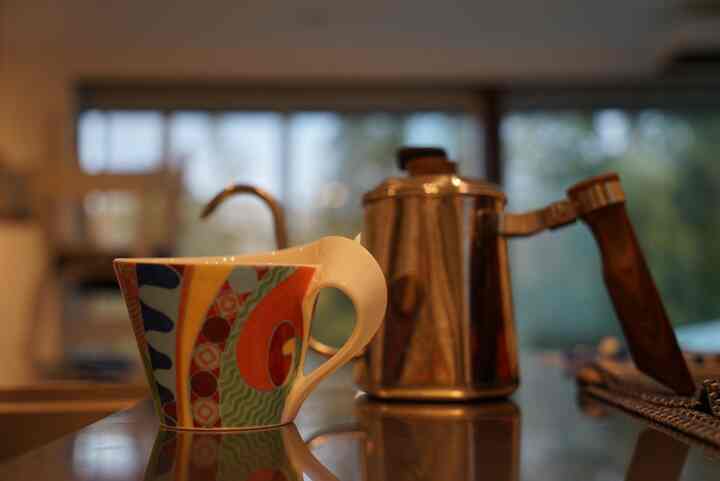 It's coffee time just by pouring hot water 😂

#coffee time 
#Kitchen
#Coffee cup 
#kettle
#stainless steel kitchen
